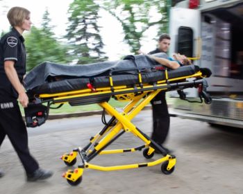 Перевозка лежачих больных: важные аспекты и рекомендации