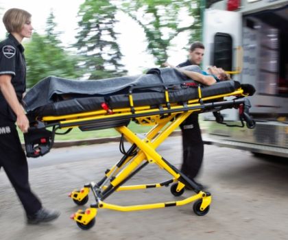 Перевозка лежачих больных: важные аспекты и рекомендации