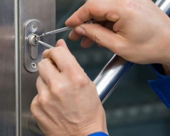 Вскрытие замка железной двери