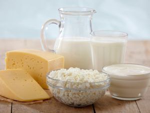 Для улучшения кишечной перистальтики следует употреблять кисломолочные изделия